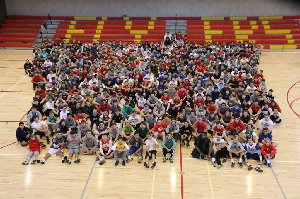 The Class of 2019 gathers on the floor of the AAC on Sophomore Spirit Day.